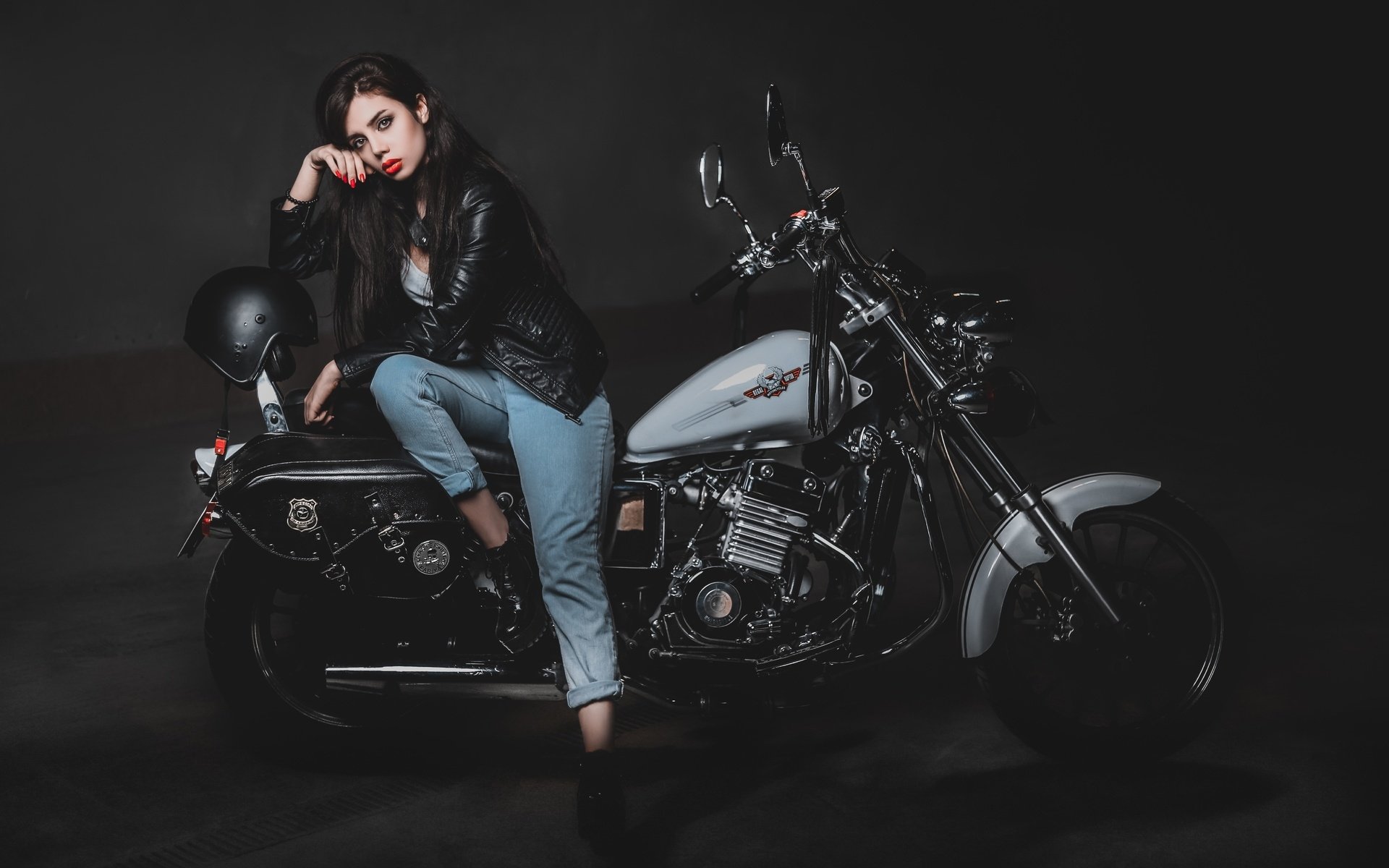 Biker girls: style and drive brings the glow — live moments in Harbin
