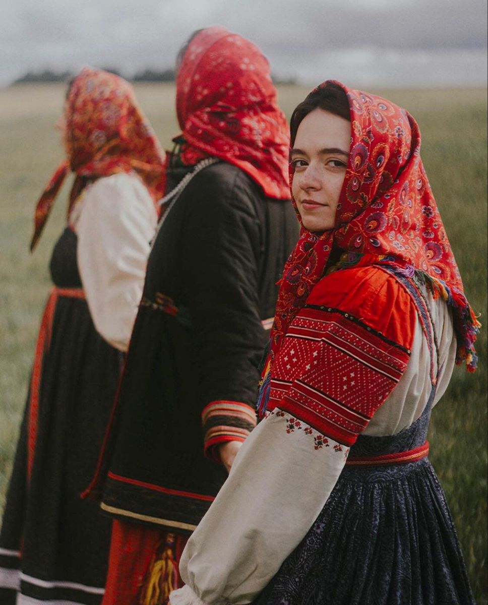 Women in Slavic costumes’s look of the day — catch her live in Harbin