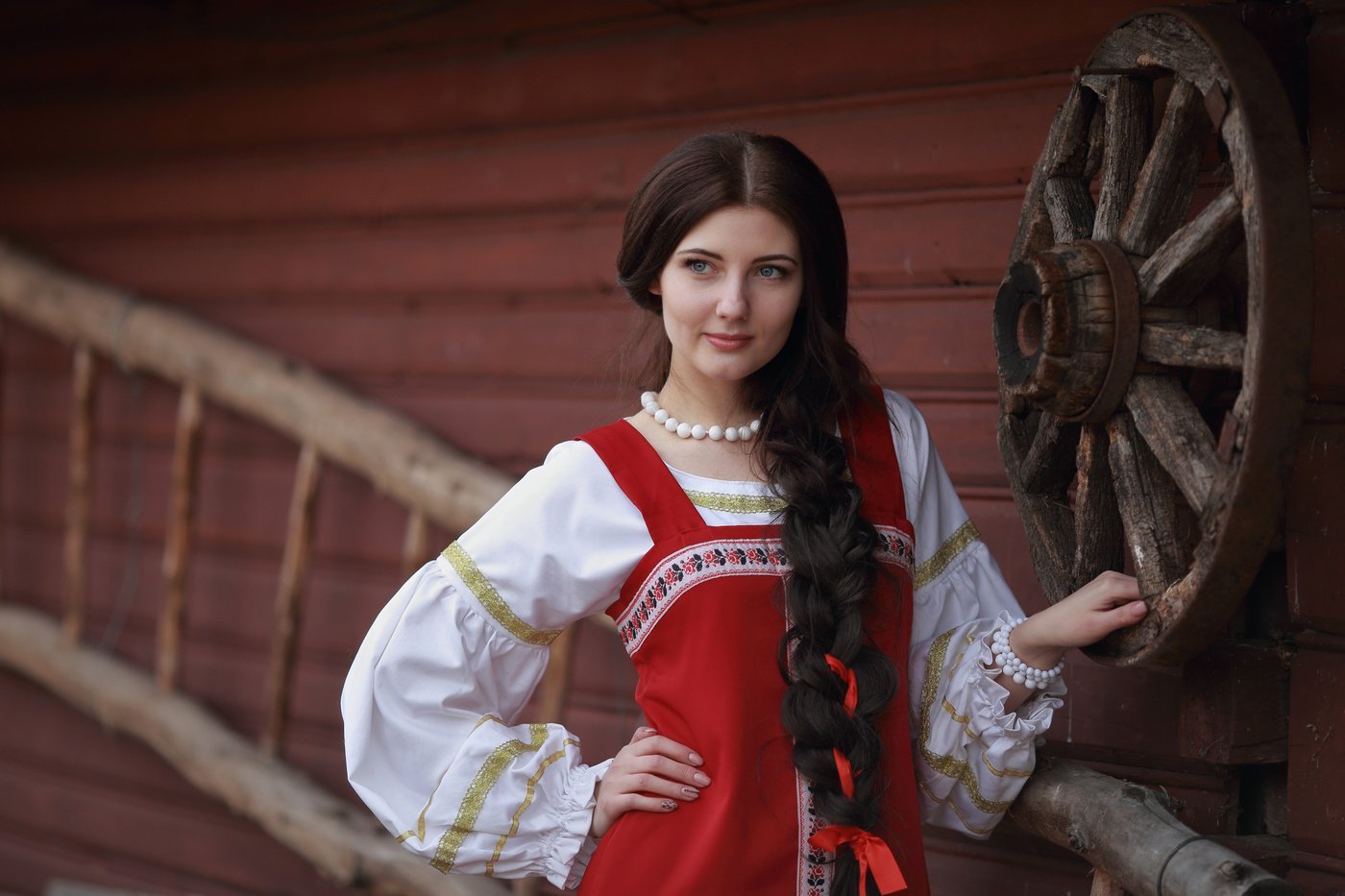 Girls in Slavic costumes’s look of the day — catch her live in Harbin